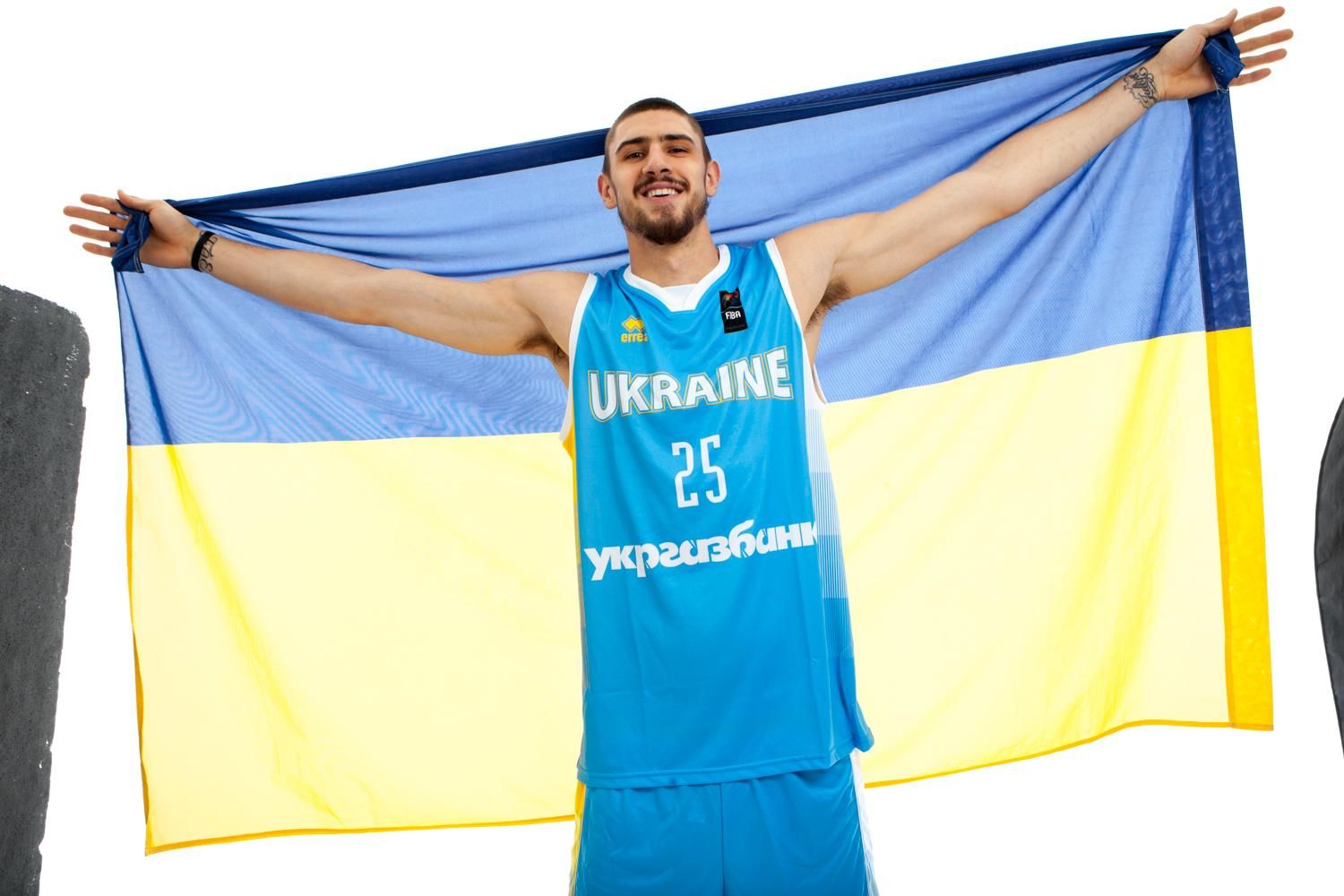 Украинский баскетболист выставил на благотворительный аукцион уникальную майку игрока НБА