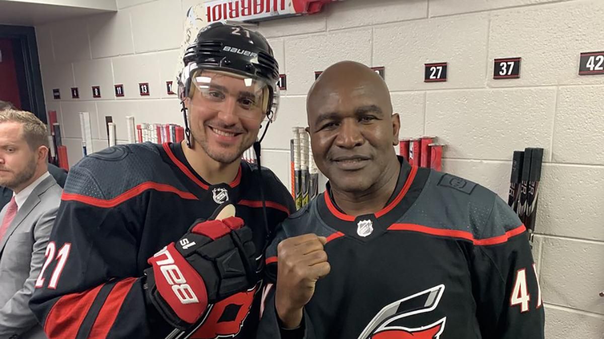 Легендарный боксер Эвандер Холифилд "отправил в нокаут" хоккеиста после матча: видео Легендарный боксер Эвандер Холифилд "отправил в нокаут" хоккеиста после матча: видео