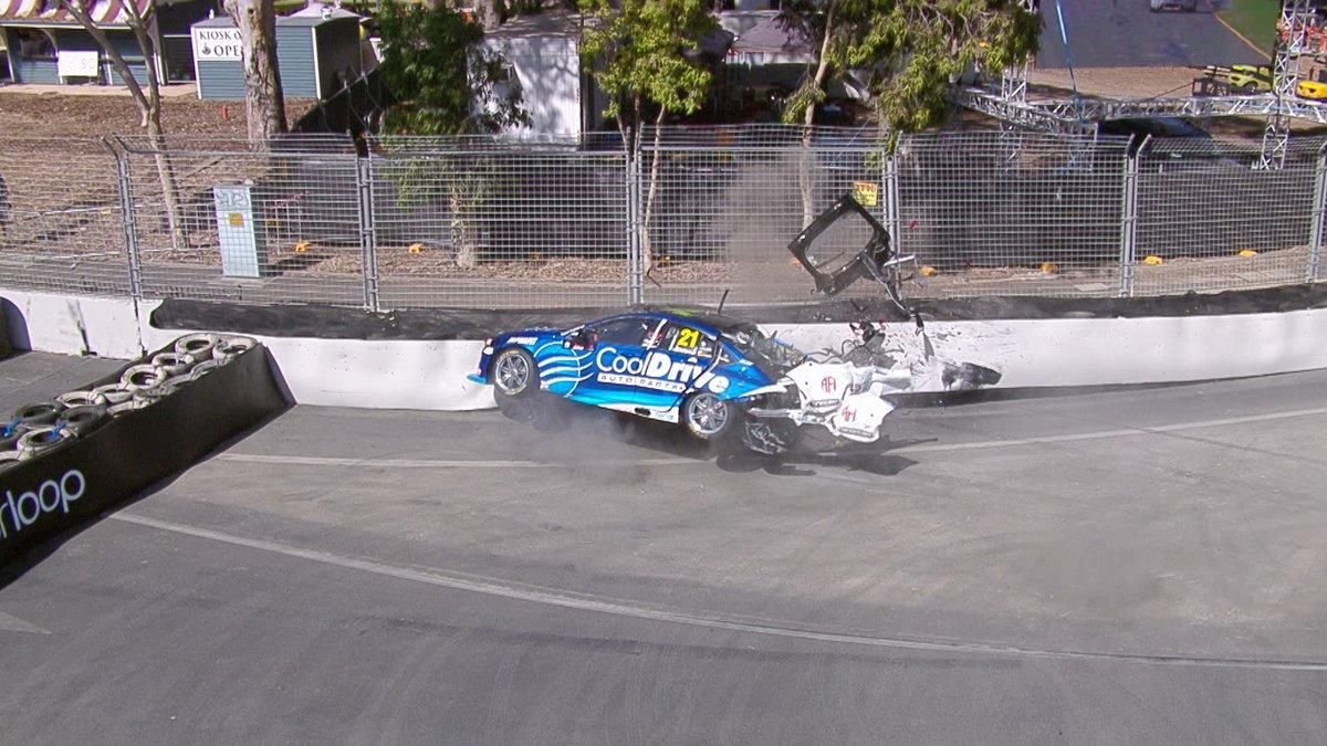 Гонщик влетів у бетонну стіну ще до початку перегонів: відео карколомної аварії Гонщик влетів у бетонну стіну ще до початку перегонів: відео карколомної аварії