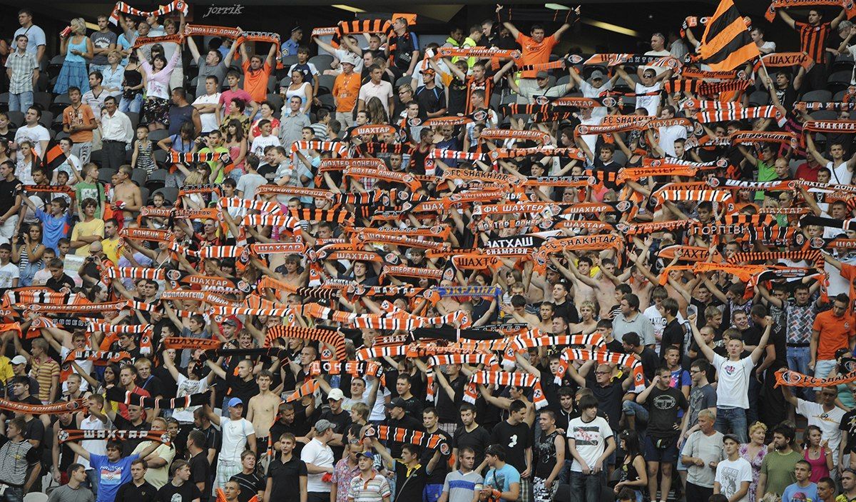 Ультрас "Шахтера" показательно сожгли флаг России на матче с "Черноморцем": видео Ультрас "Шахтера" показательно сожгли флаг России на матче с "Черноморцем": видео