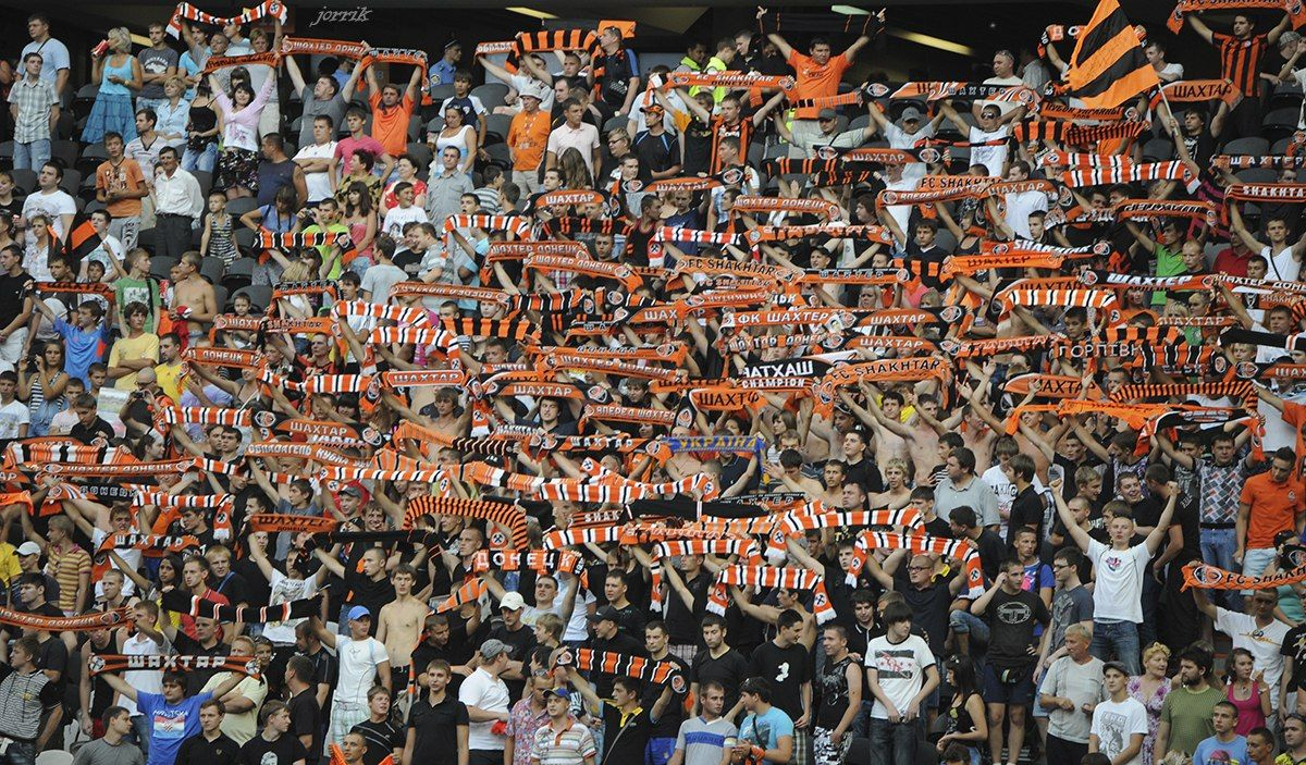 Ультрас "Шахтера" показательно сожгли флаг России на матче с "Черноморцем": видео