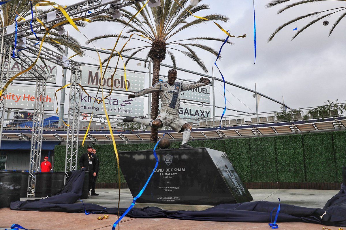 В Лос-Анджедесе установили памятник Дэвиду Бекхэму: фото и видео