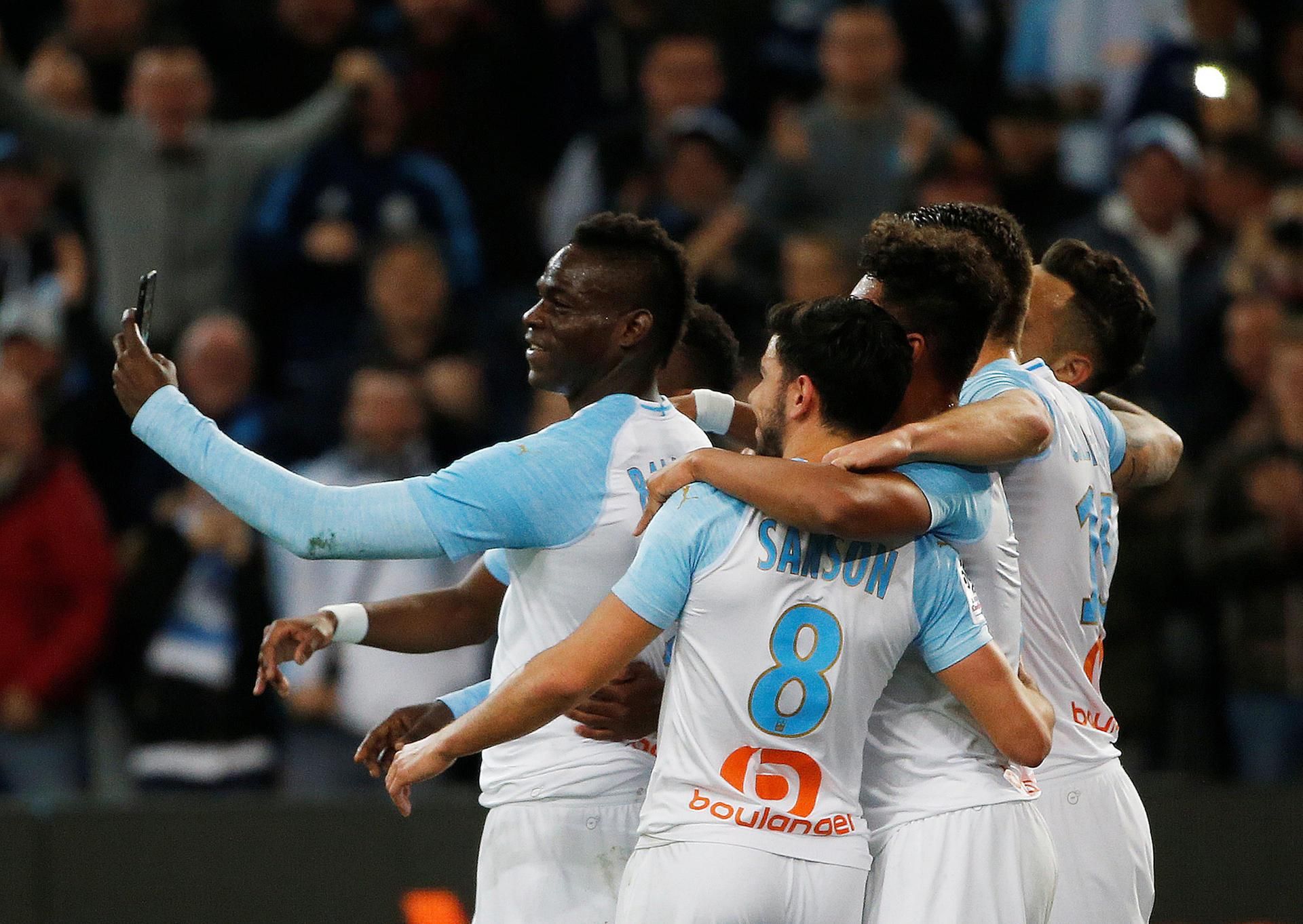 Зірковий Балотеллі кумедно відсвяткував гол, знявши прямий ефір у Instagram прямо на полі: відео Зірковий Балотеллі кумедно відсвяткував гол, знявши прямий ефір у Instagram прямо на полі: відео