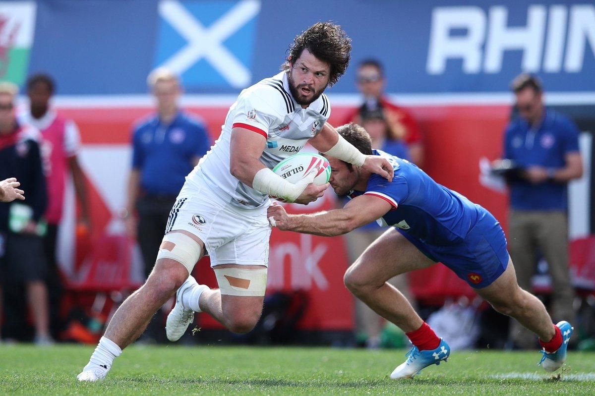 Американский регбист получил ужасную травму во время матча, но продолжил игру: видео Американский регбист получил ужасную травму во время матча, но продолжил игру: видео