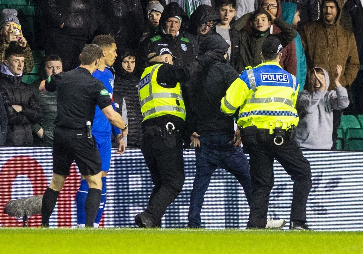 В Шотландії футболіст побився із фанатом прямо на полі: курйозне відео