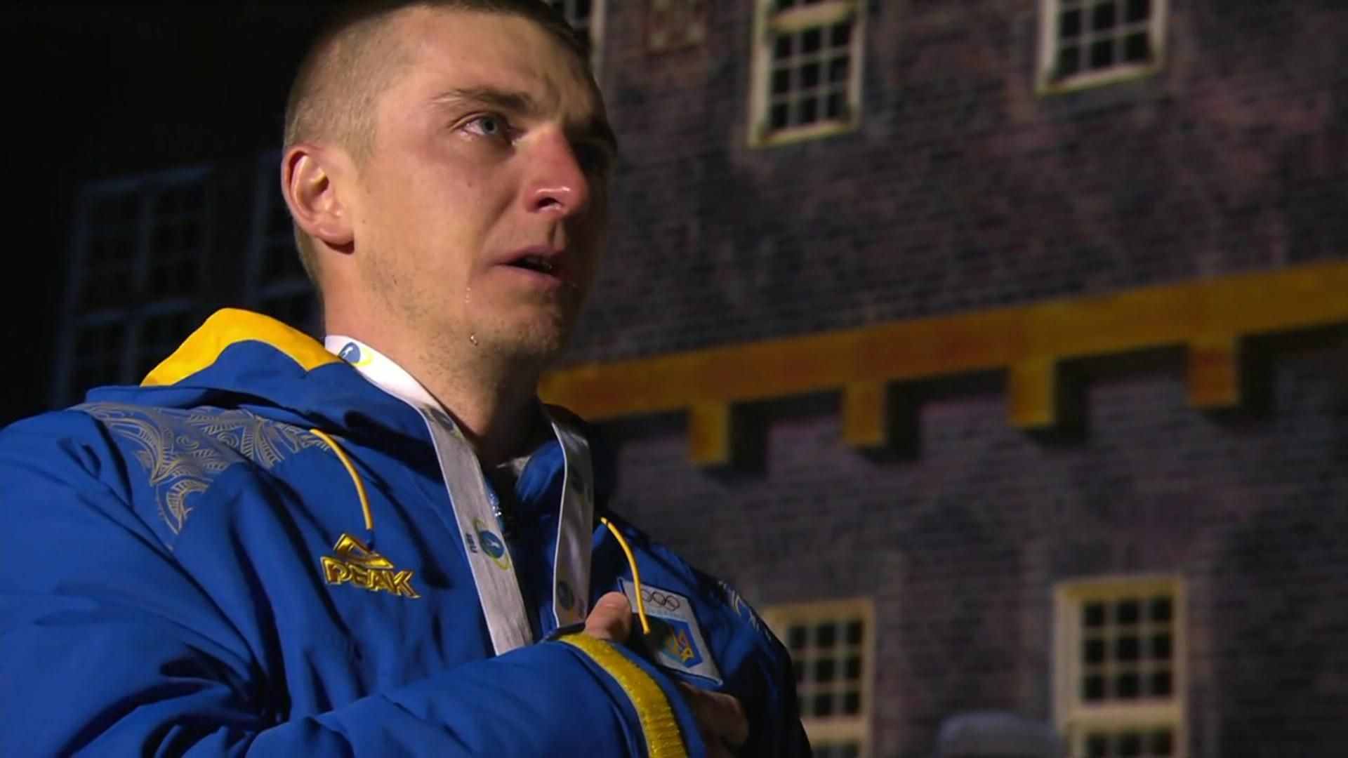 Со слезами на глазах: как Дмитрий Пидручный пел гимн Украины во время награждения