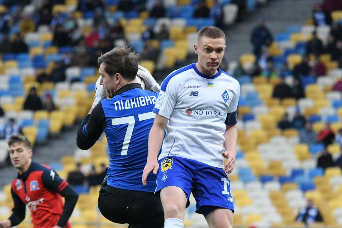 Як воротар київського "Арсеналу" тричі невдало обігрував гравців "Динамо": курйозне відео Як воротар київського "Арсеналу" тричі невдало обігрував гравців "Динамо": курйозне відео