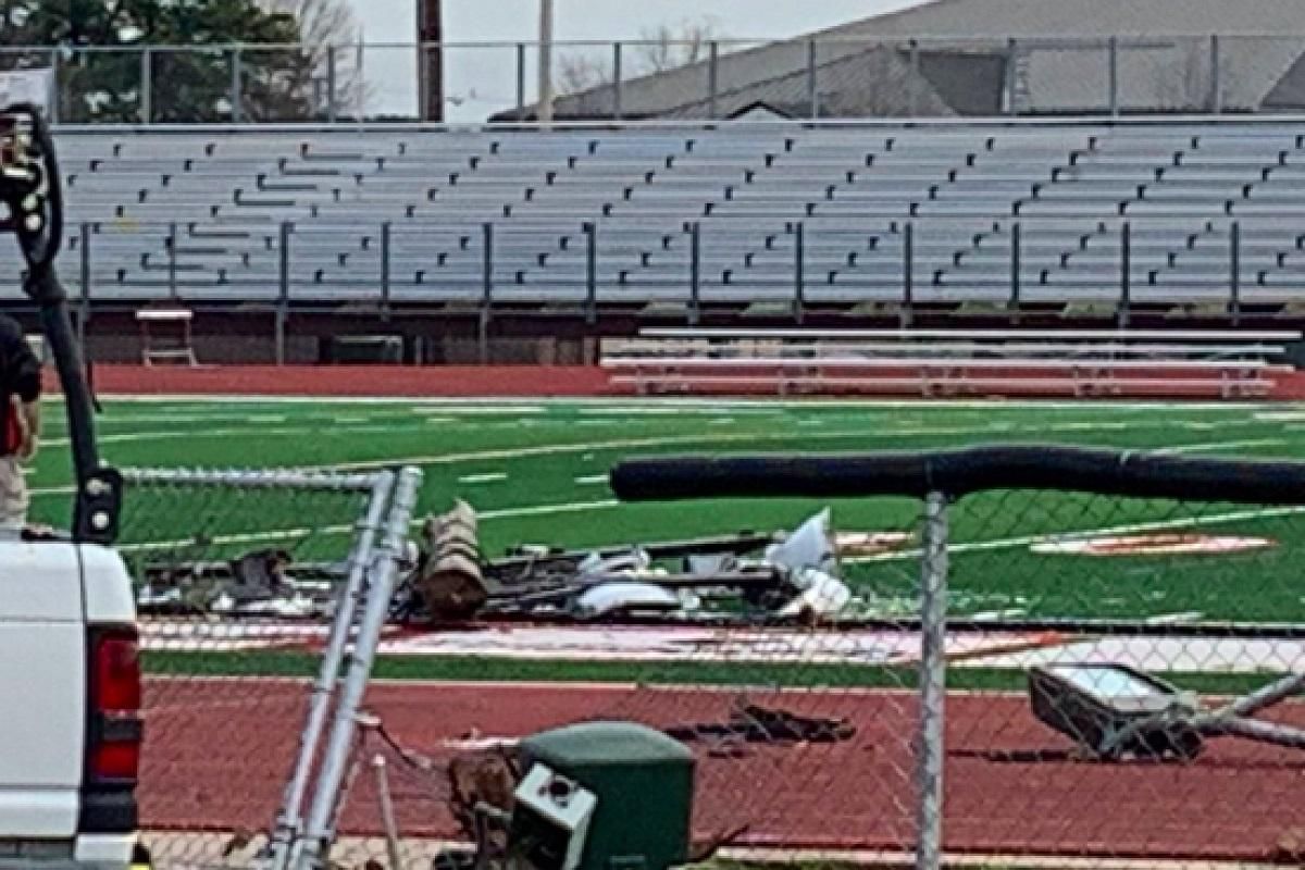 В США во время футбольного матча столб едва не убил арбитра и игроков: видео В США во время футбольного матча столб едва не убил арбитра и игроков: видео