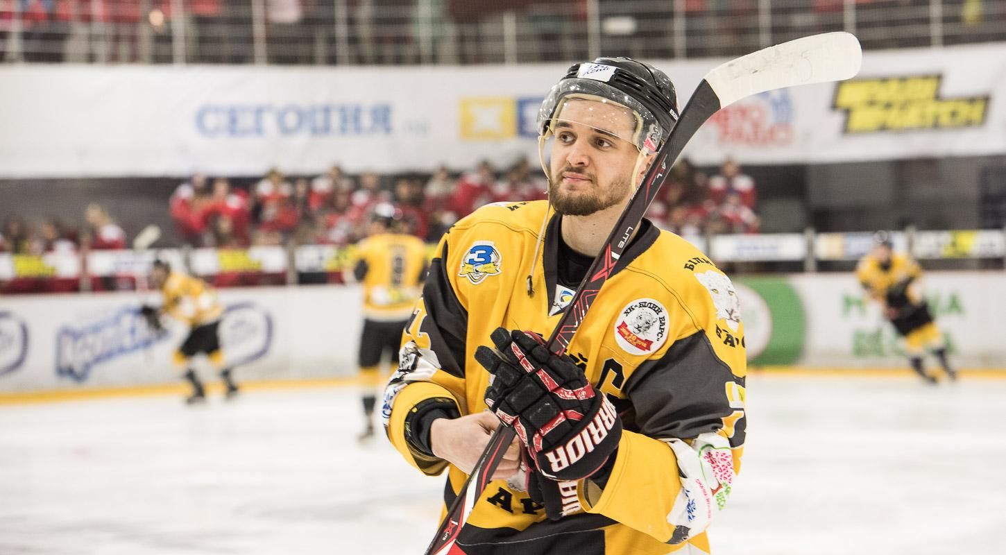 Український хокеїст нахабно штовхнув арбітра під час матчу, за що отримав дискваліфікацію: відео Український хокеїст нахабно штовхнув арбітра під час матчу, за що отримав дискваліфікацію: відео