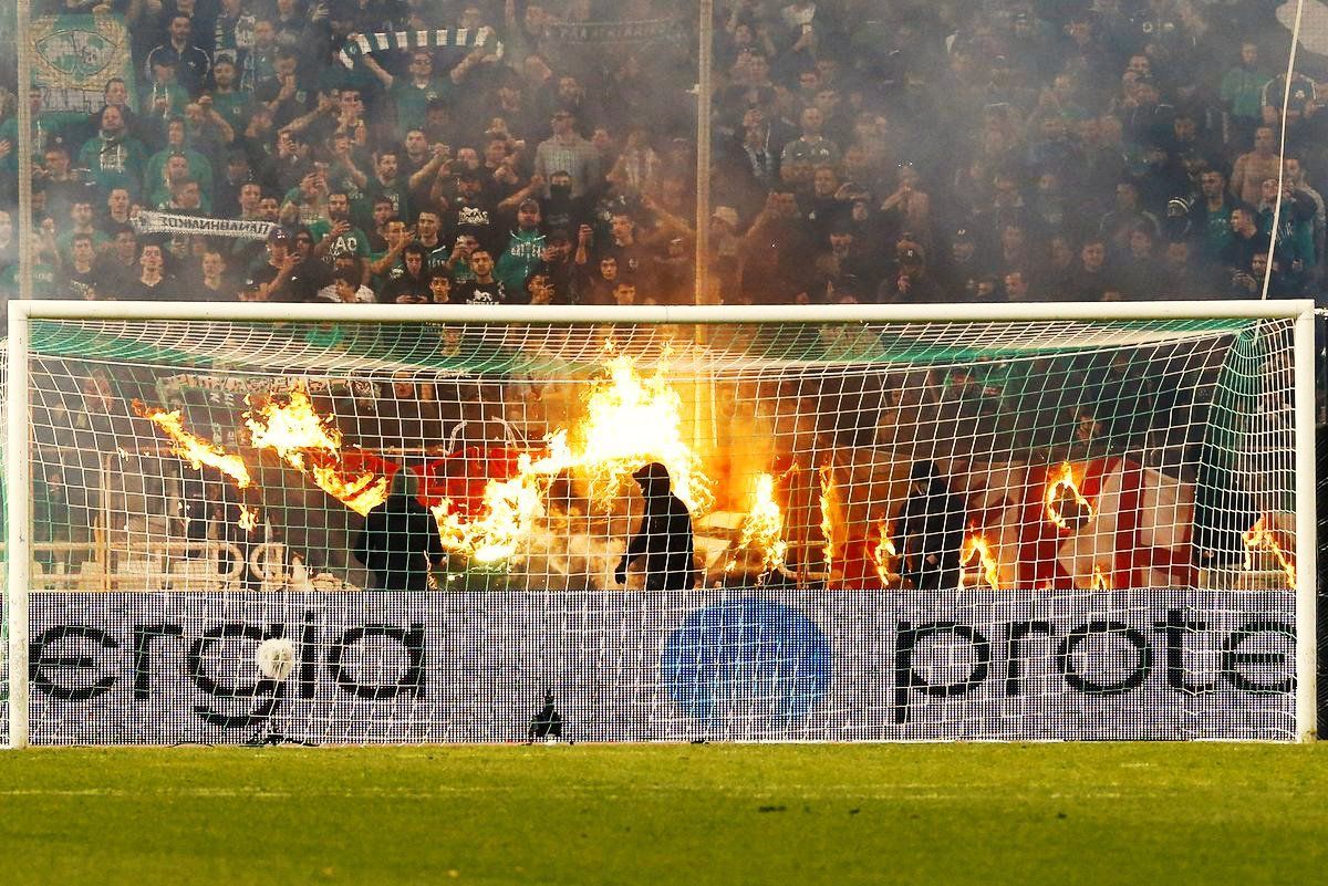 Гарячі грецькі фани перервали дербі вічних ворогів "Панатінаїкоса" й "Олімпіакоса": фото Гарячі грецькі фани перервали дербі вічних ворогів "Панатінаїкоса" й "Олімпіакоса": фото