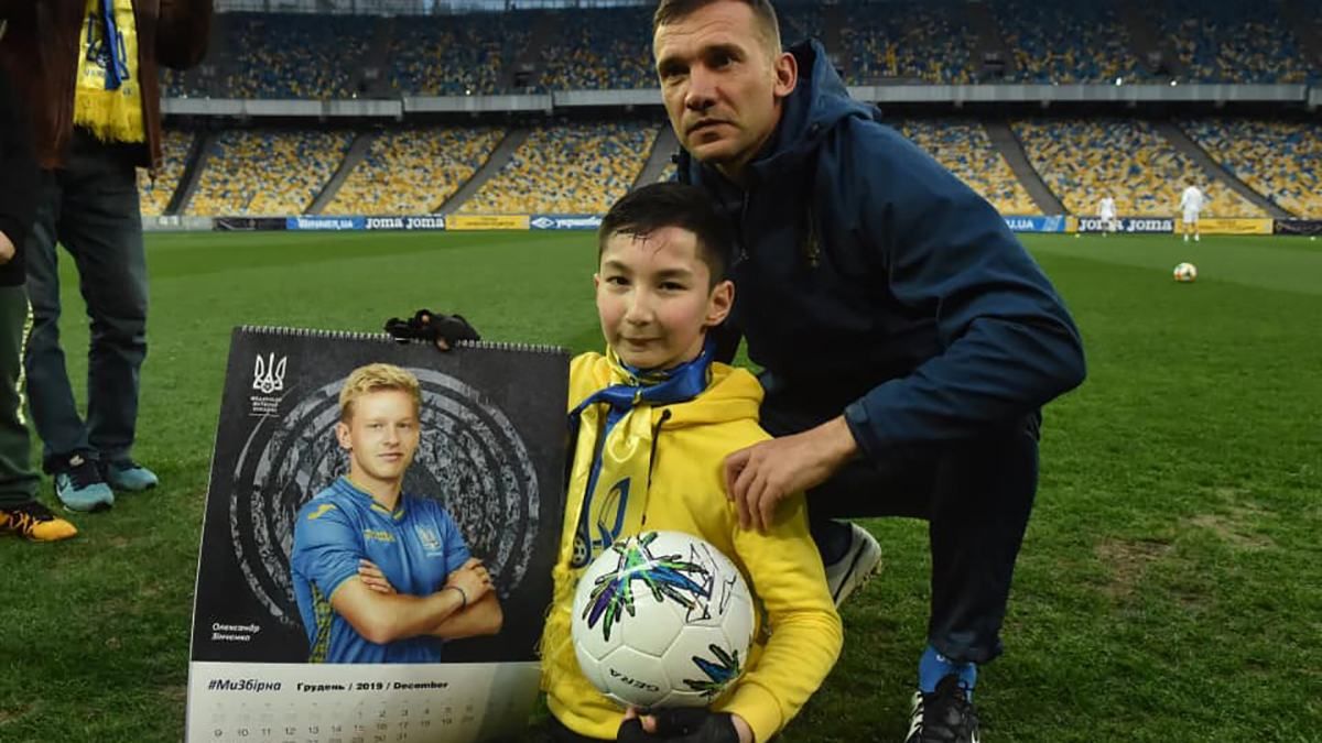 Мальчик без ног специально прилетел на тренировку сборной Украины из Казахстана: фото Мальчик без ног специально прилетел на тренировку сборной Украины из Казахстана: фото