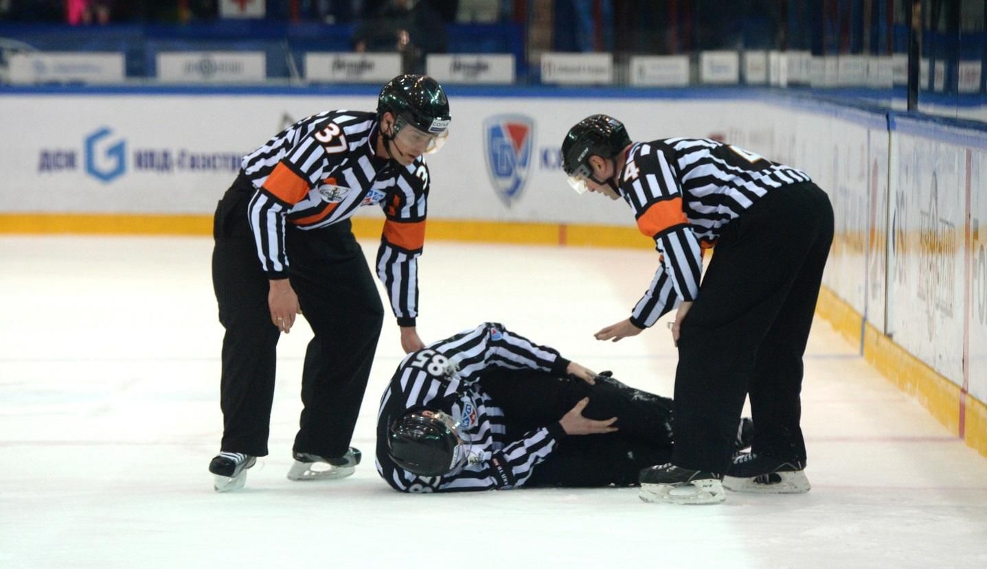 У Канаді хокеїст брутальним ударом відправив суддю в нокдаун: карколомне відео У Канаді хокеїст брутальним ударом відправив суддю в нокдаун: карколомне відео