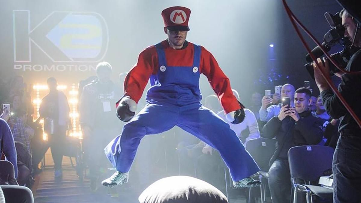 Космонавт, клоун чи пожежник: Берінчик пропонує вгадати фанатам свій образ на наступний бій Космонавт, клоун чи пожежник: Берінчик пропонує вгадати фанатам свій образ на наступний бій