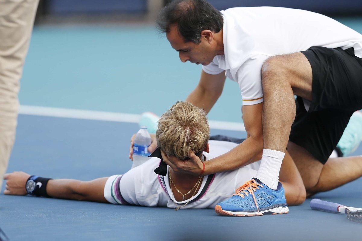Теннисист упал на корте прямо во время розыгрыша из-за ужасной боли и не смог встать: видео