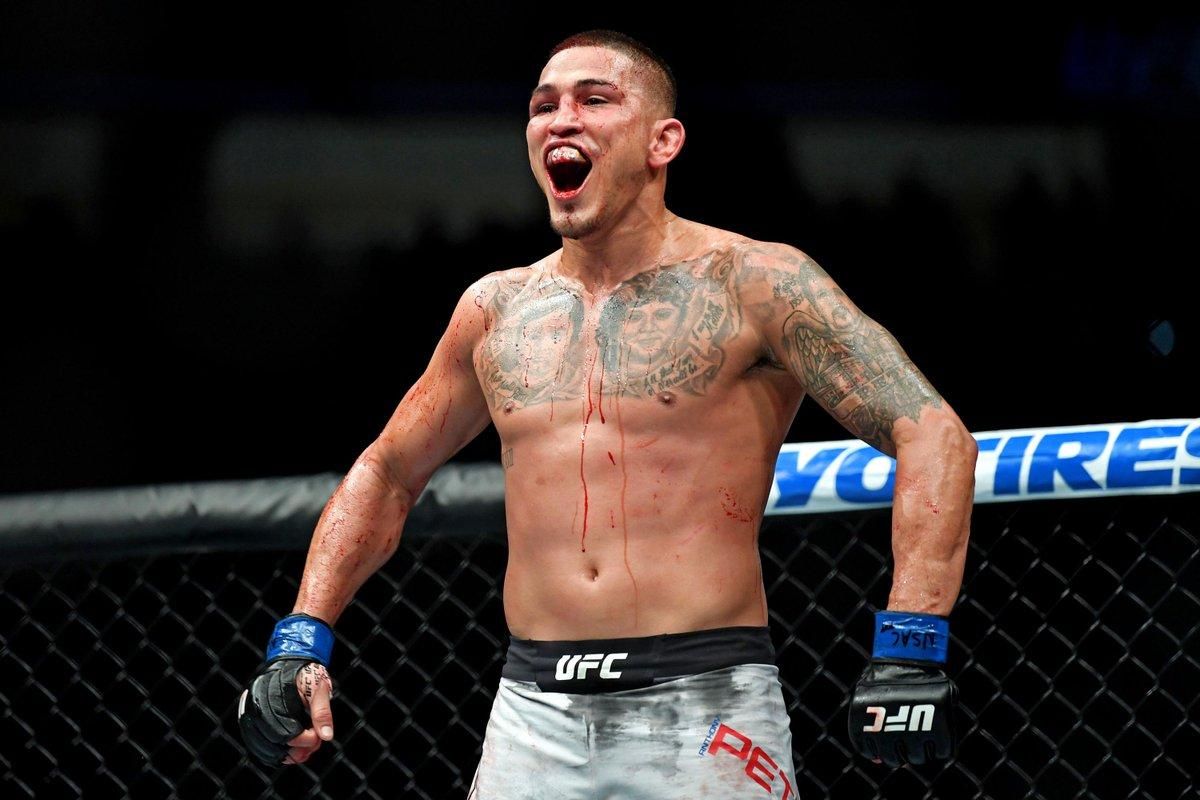 Американський боєць нищівним ударом нокаутував суперника, що той нічого не пам'ятає: відео Американський боєць нищівним ударом нокаутував суперника, що той нічого не пам'ятає: відео