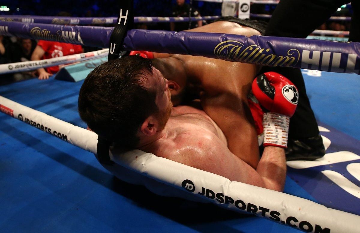 Британский боксер больно покусал соперника во время боя и был закидан мусором: видео