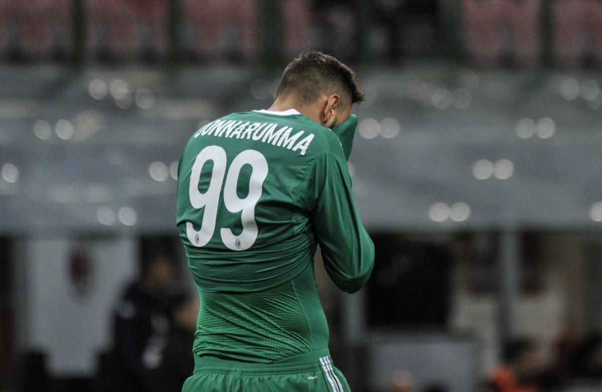 Вратарь "Милана" пропустил курьезный гол на первой минуте: видео Вратарь "Милана" пропустил курьезный гол на первой минуте: видео