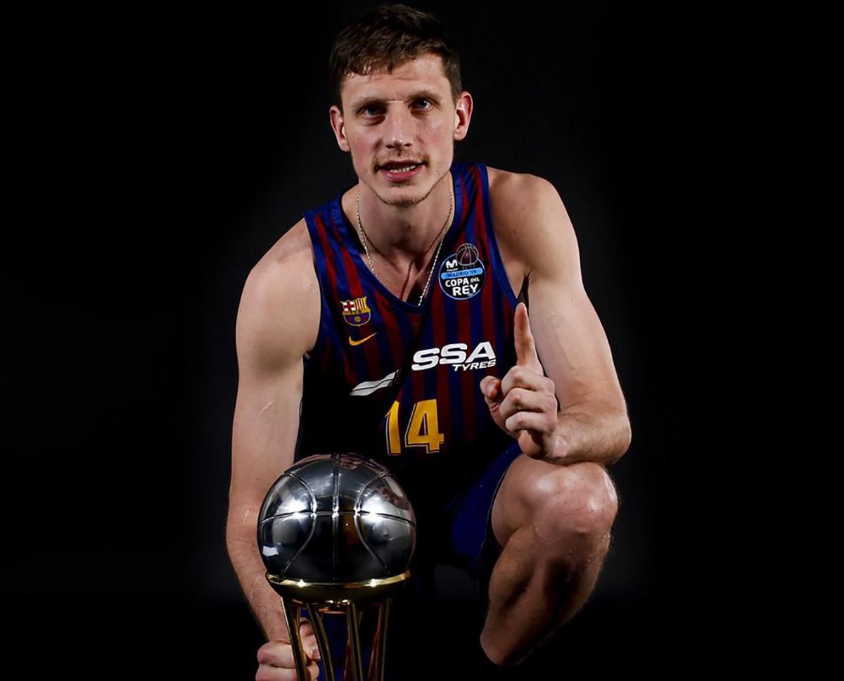 Український баскетболіст привіз трофей на матч "Барселони" на "Камп Ноу": фото