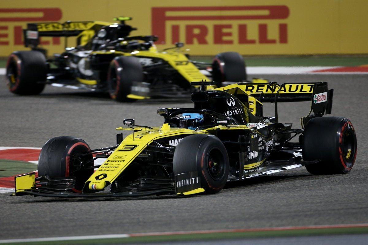 Пилот Renault едва не ударил током болид во время гран-при Бахрейна Пилот Renault едва не ударил током болид во время гран-при Бахрейна