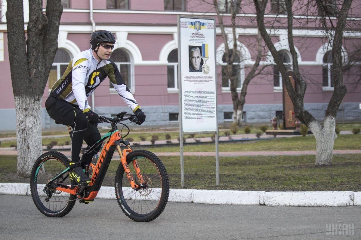 Віталій Кличко має намір подолати вражаючу відстань на велосипеді: відео