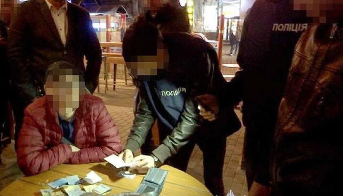 Поліція затримала на гарячому організаторів договірного матчу в Запоріжжі: фото Поліція затримала на гарячому організаторів договірного матчу в Запоріжжі: фото