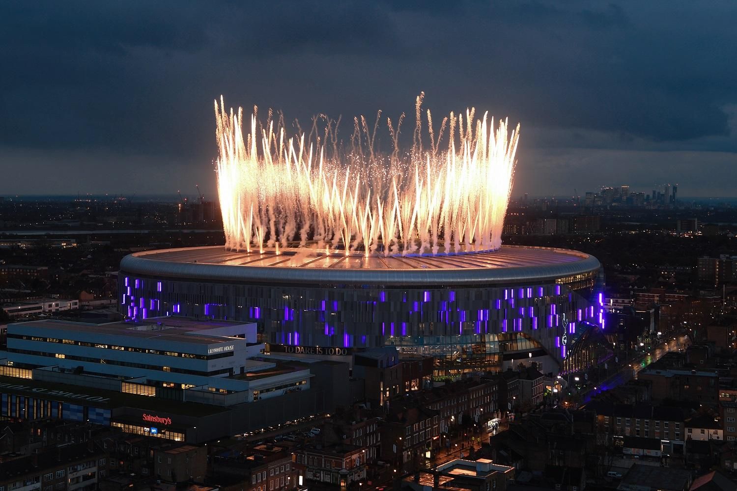 "Тоттенхэм" грандиозно и с огнем открыл новый стадион: видео
