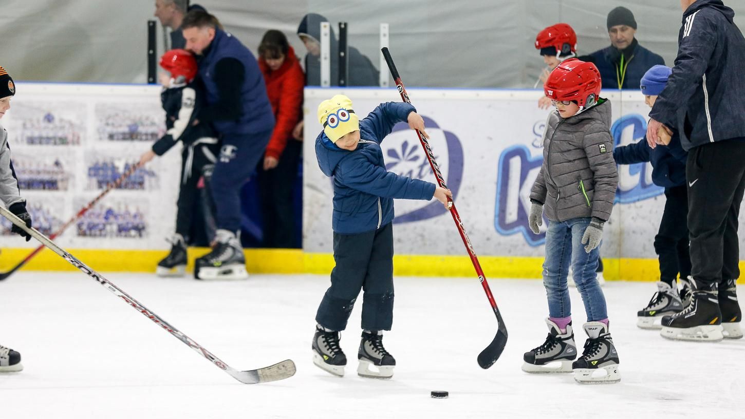 Українські хокеїсти провели відкрите тренування для дітей з інвалідністю: фото