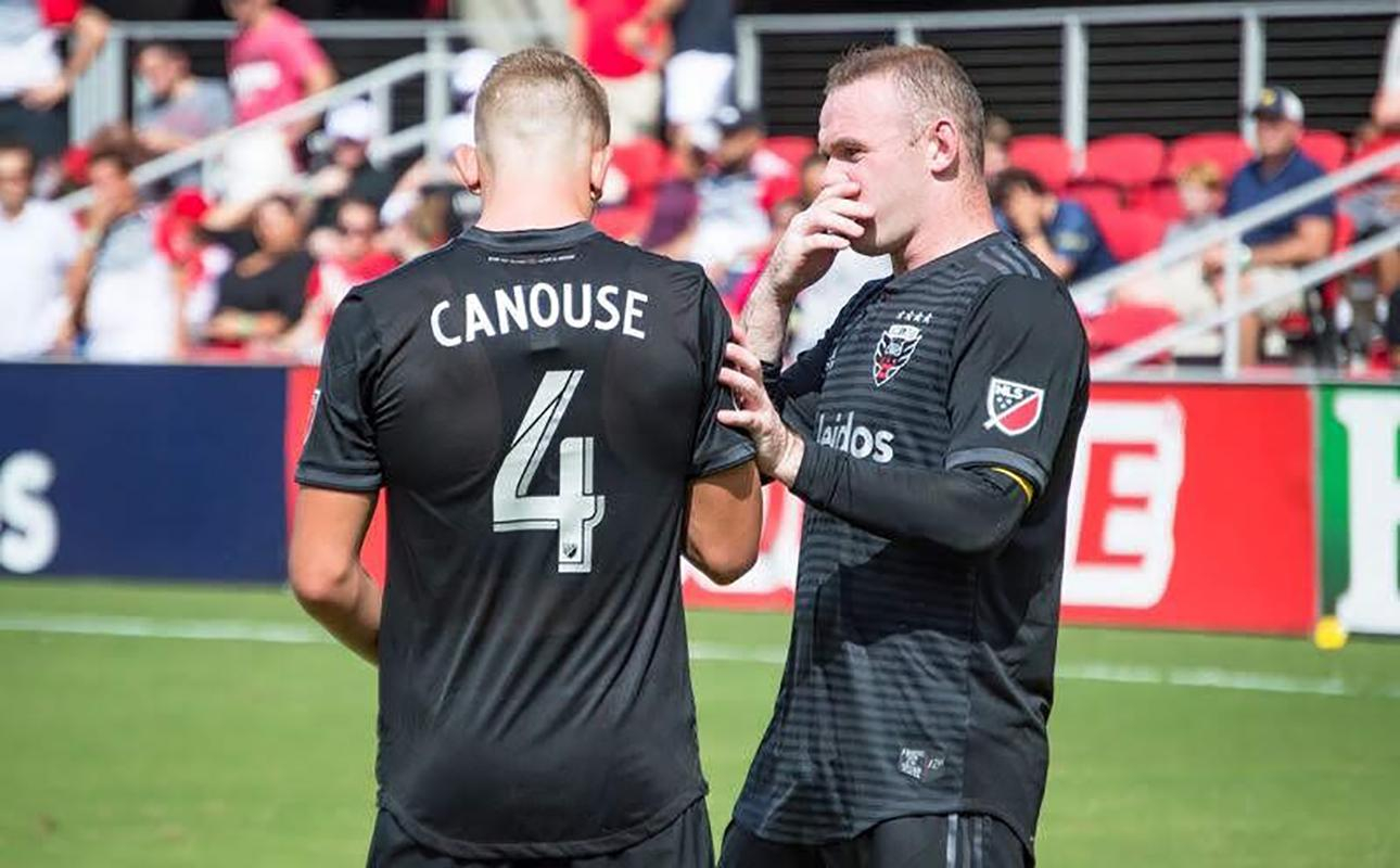 Руни едва не оторвал ноги сопернику и сразу был удален: видео