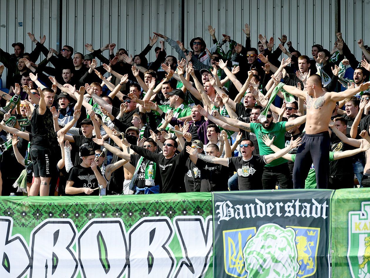 Фанаты львовских "Карпат" разгромили три вагона поезда Львов – Запорожье Фанаты львовских "Карпат" разгромили три вагона поезда Львов – Запорожье