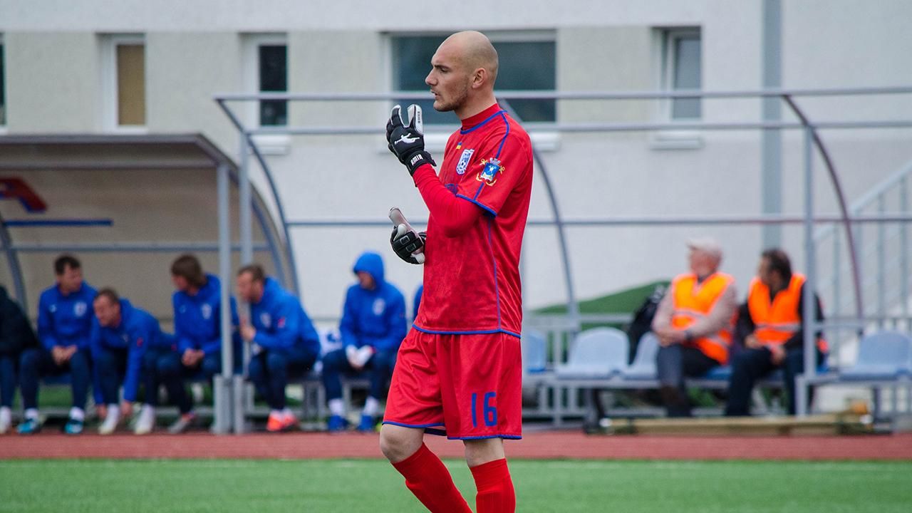 Украинский вратарь получил ужасную травму во время матча: видео Украинский вратарь получил ужасную травму во время матча: видео