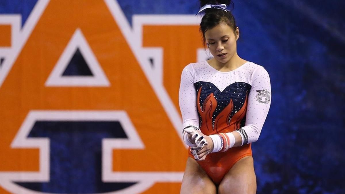 Американская гимнастка сломала две ноги во время неудачного приземления: жуткое видео