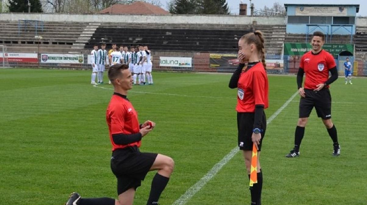 Футбольний арбітр освідчився дівчині прямо посеред матчу: зворушливе відео Футбольний арбітр освідчився дівчині прямо посеред матчу: зворушливе відео