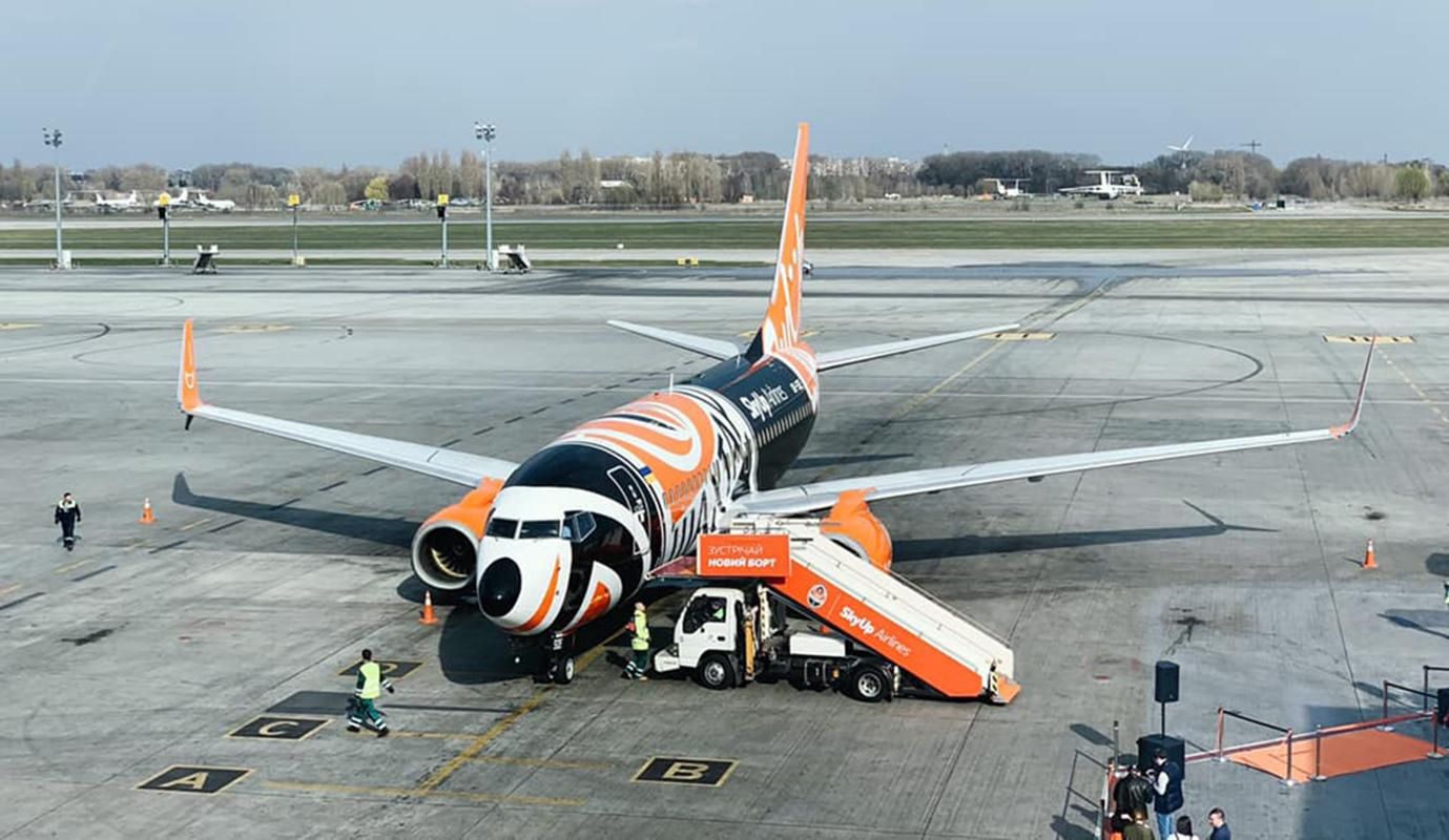 "Шахтар" отримав літак у клубних кольорах: фото "Шахтар" отримав літак у клубних кольорах: фото