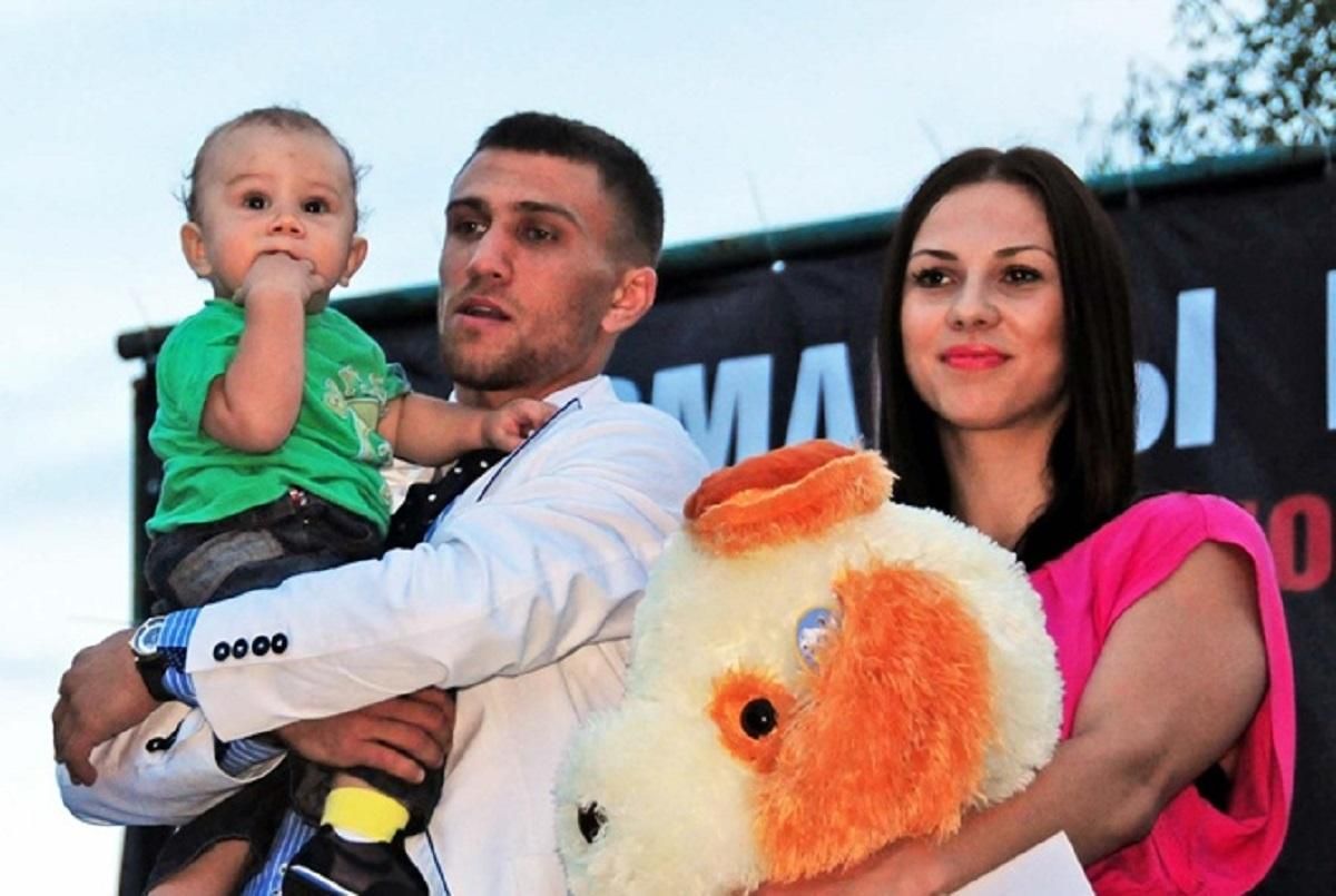 Як виглядають дружина та діти Василя Ломаченка: рідкісні кадри Як виглядають дружина та діти Василя Ломаченка: рідкісні кадри