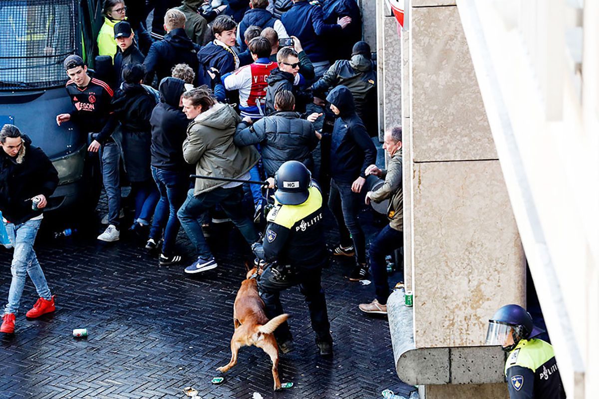Фаны "Ювентуса" устроили беспорядки в Амстердаме – 120 задержанных: видео