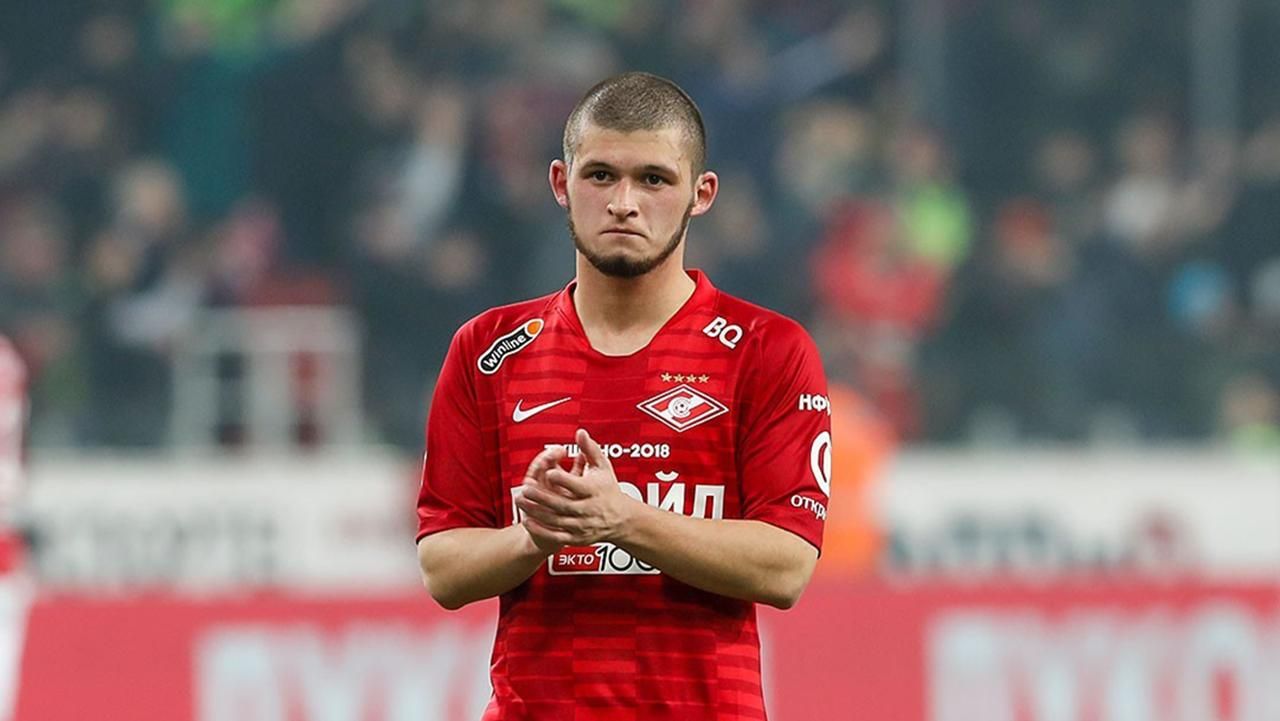 Російський футболіст побив пішохода, якого мало не збив на переході: відео Російський футболіст побив пішохода, якого мало не збив на переході: відео