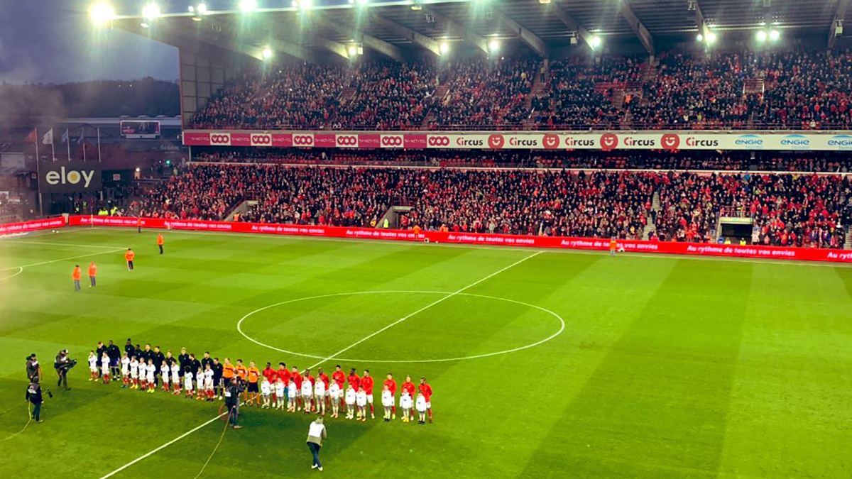 Матч с участием команды украинца прервали из-за массовых беспорядков фанатов на стадионе: видео