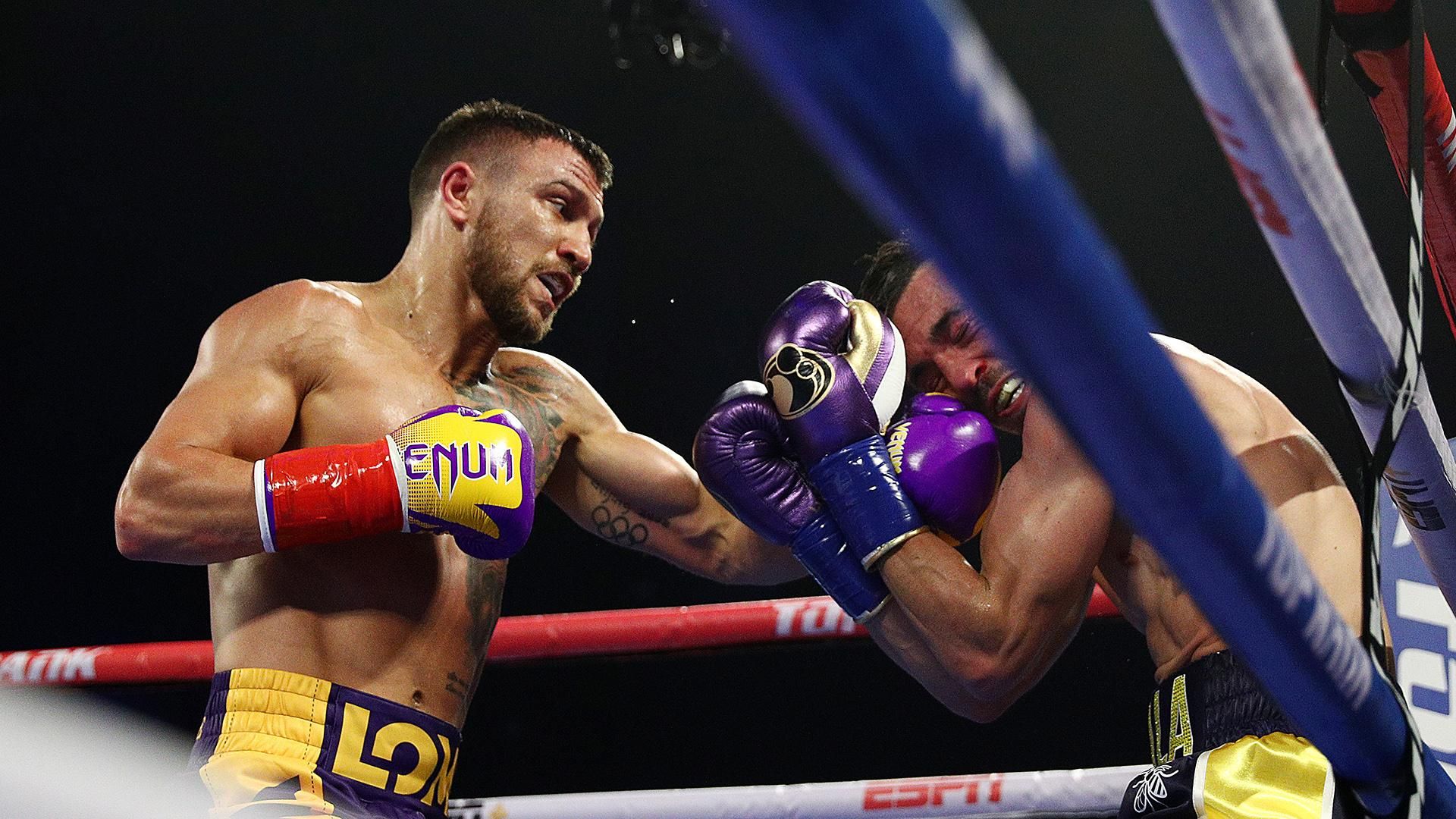 Ломаченко зламав руку під час нокауту Кролли Ломаченко зламав руку під час нокауту Кролли