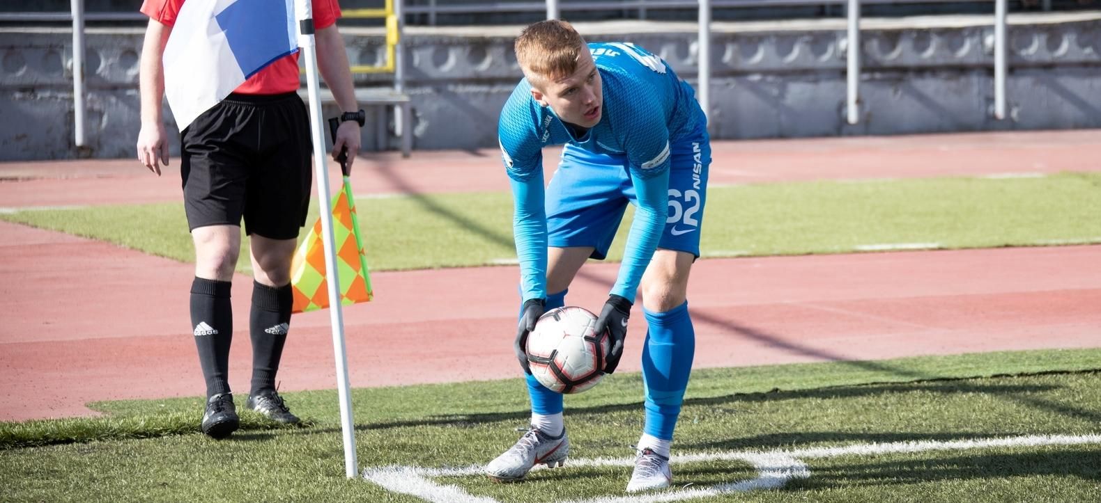 Российский футболист забил забавный гол с 30 метров в собственные ворота: видео
