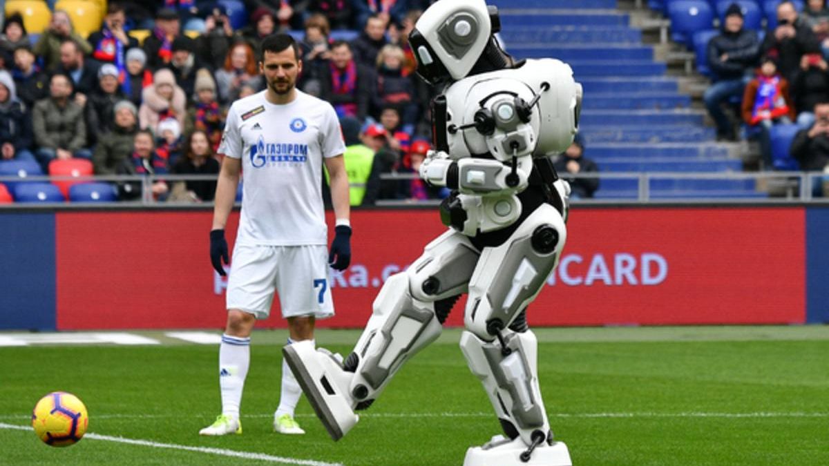 "Робот" завдав першого удару у матчі чемпіонату Росії. Але це виявився переодягнений чоловік