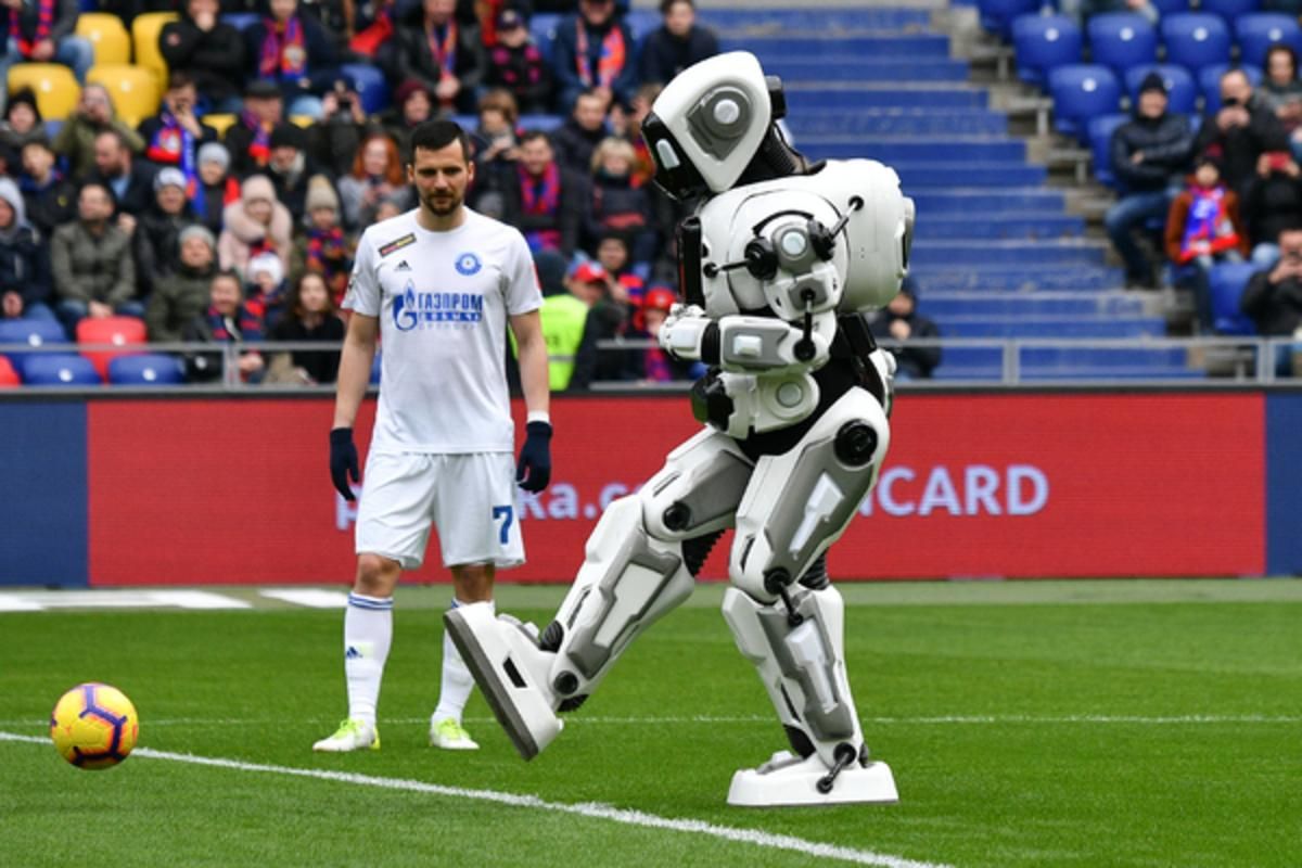 "Робот" завдав першого удару у матчі чемпіонату Росії. Але це виявився переодягнений чоловік