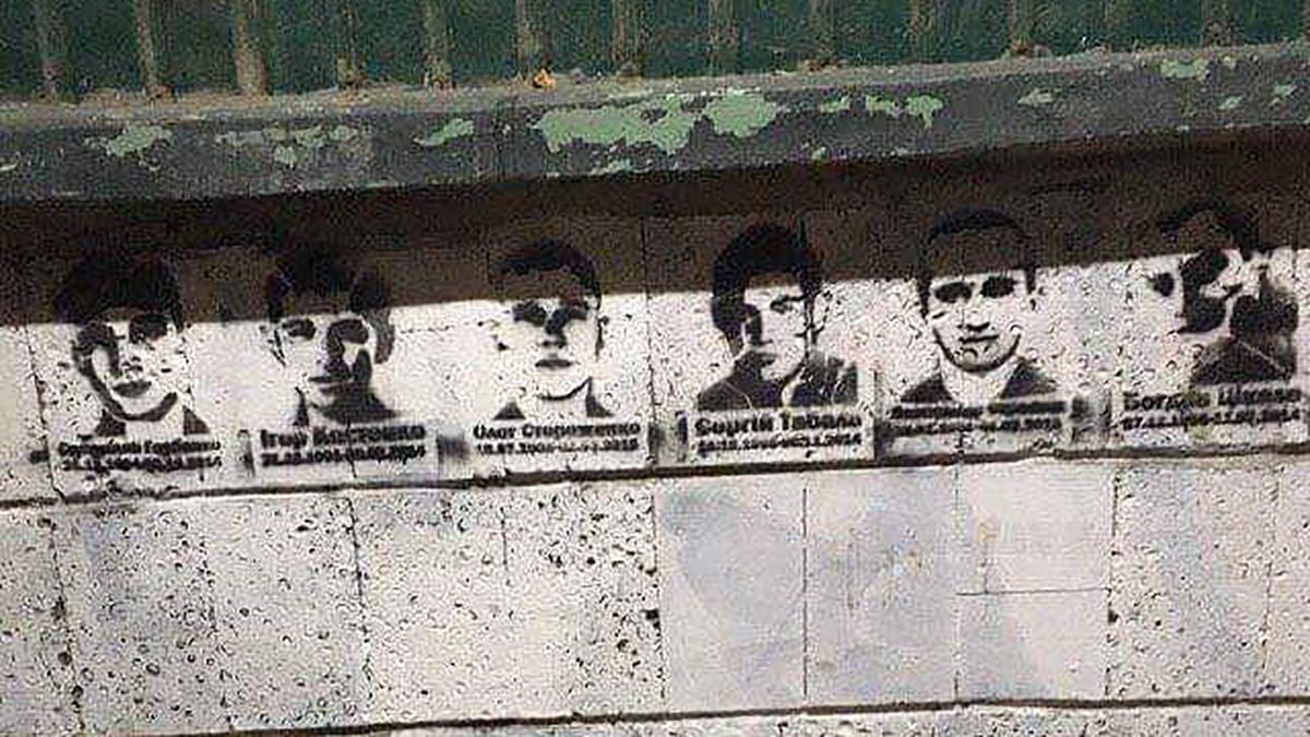 На улицах украинских городов появились граффити погибших на войне футбольных болельщиков: фото