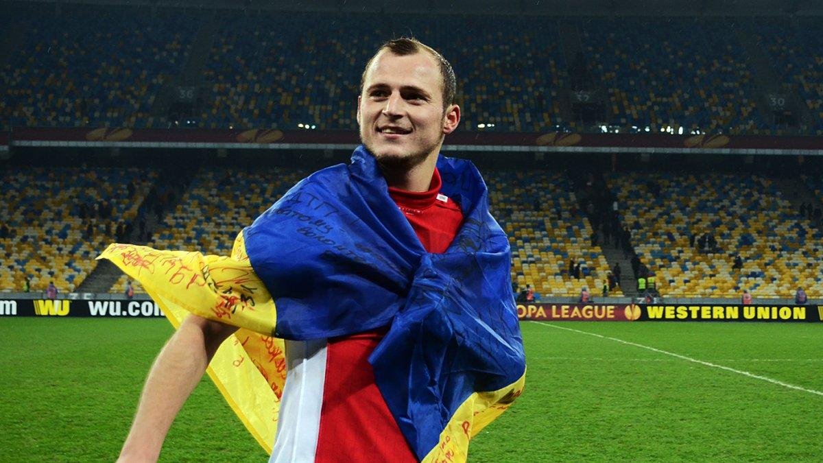 Фанаты "Альбасете" устроили массовую акцию поддержки Романа Зозули: видео