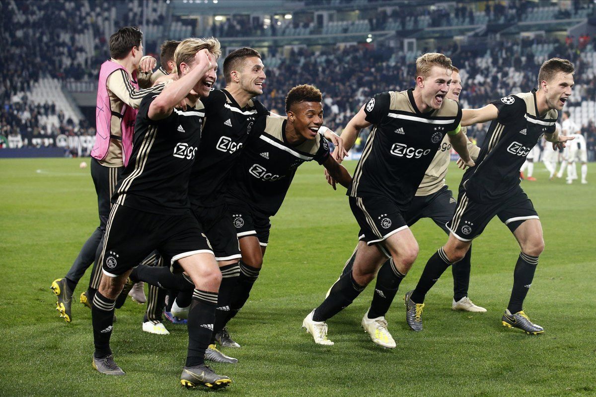 Фанати та гравці "Аякса" гаряче відсвяткували перемогу в Лізі чемпіонів: відео Фанати та гравці "Аякса" гаряче відсвяткували перемогу в Лізі чемпіонів: відео