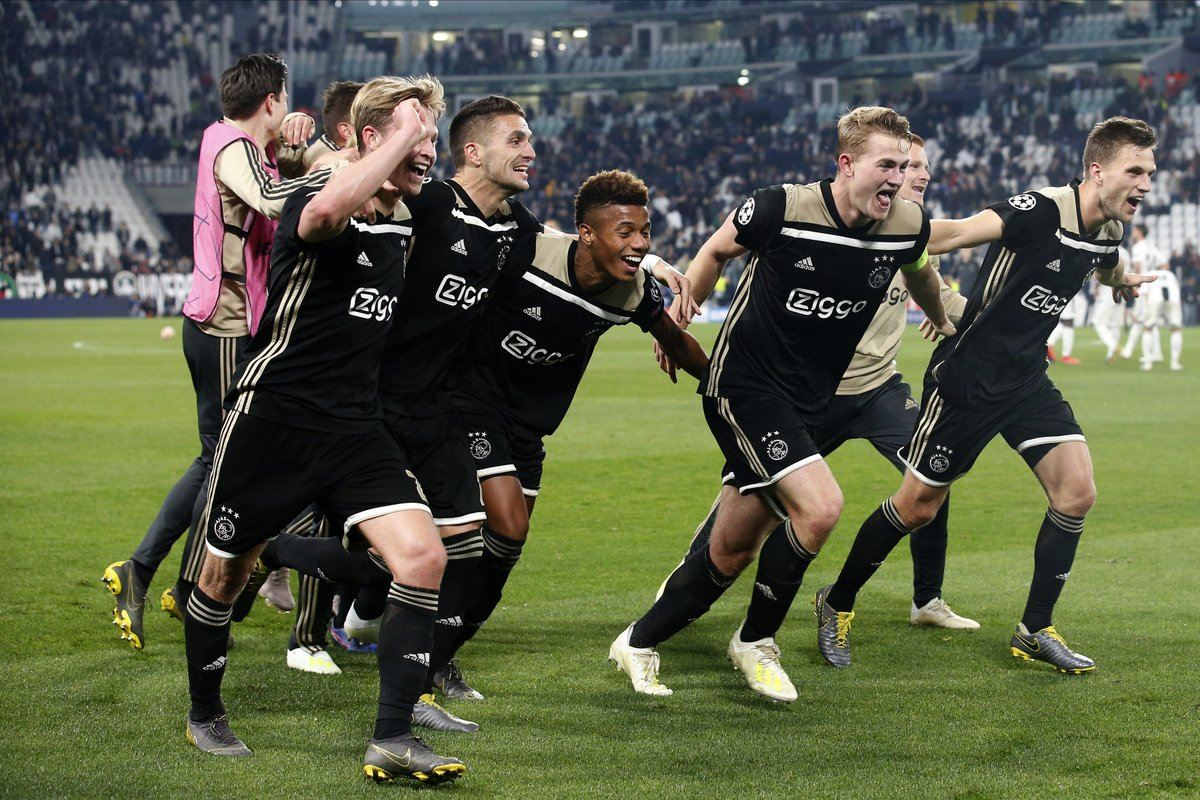 Фанаты и игроки "Аякса" горячо отпраздновали победу в Лиге чемпионов: видео