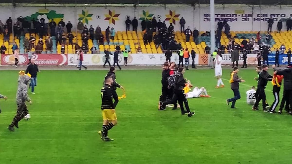 Фанати "Інгульця" вибігли на поле після перемоги команди у півфіналі Кубка України: фото Фанати "Інгульця" вибігли на поле після перемоги команди у півфіналі Кубка України: фото