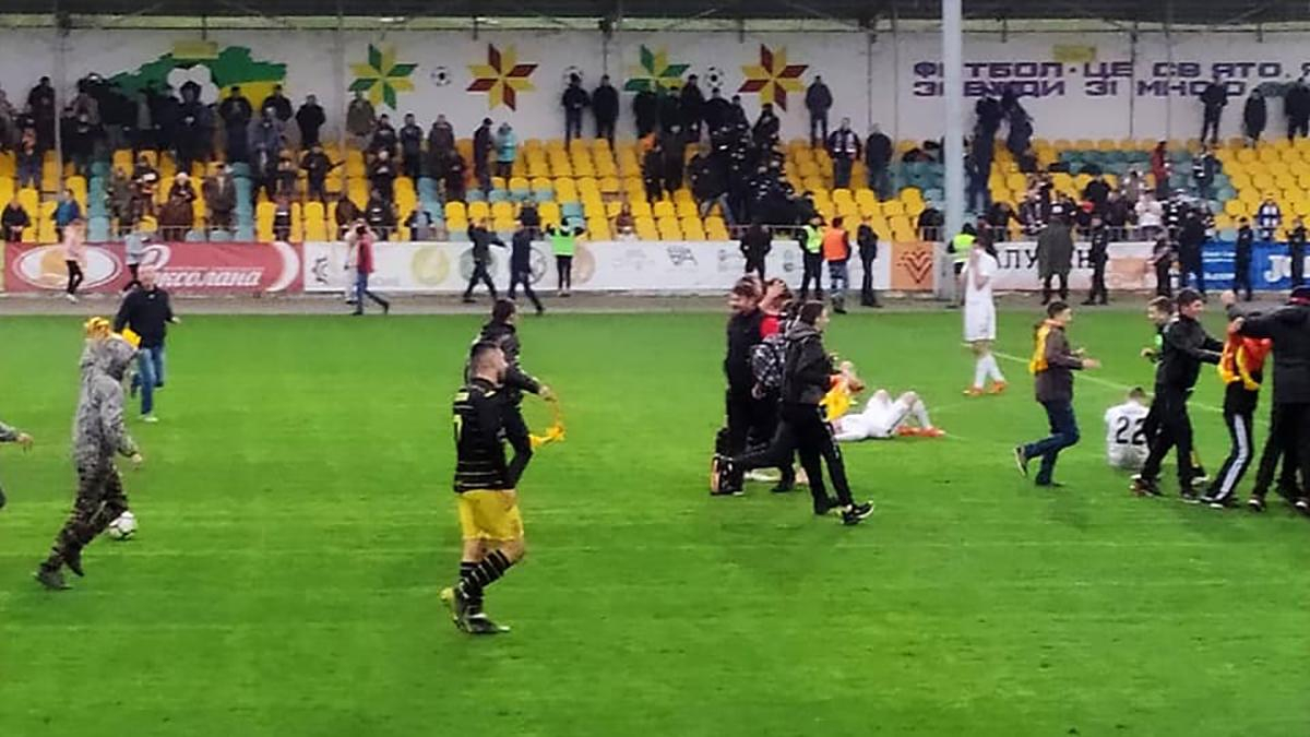 Фанаты "Ингульца" выбежали на поле после победы команды в полуфинале Кубка Украины: фото