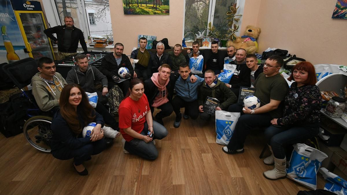 Гравці "Динамо" відвідали поранених військових у госпіталі: фото та відео