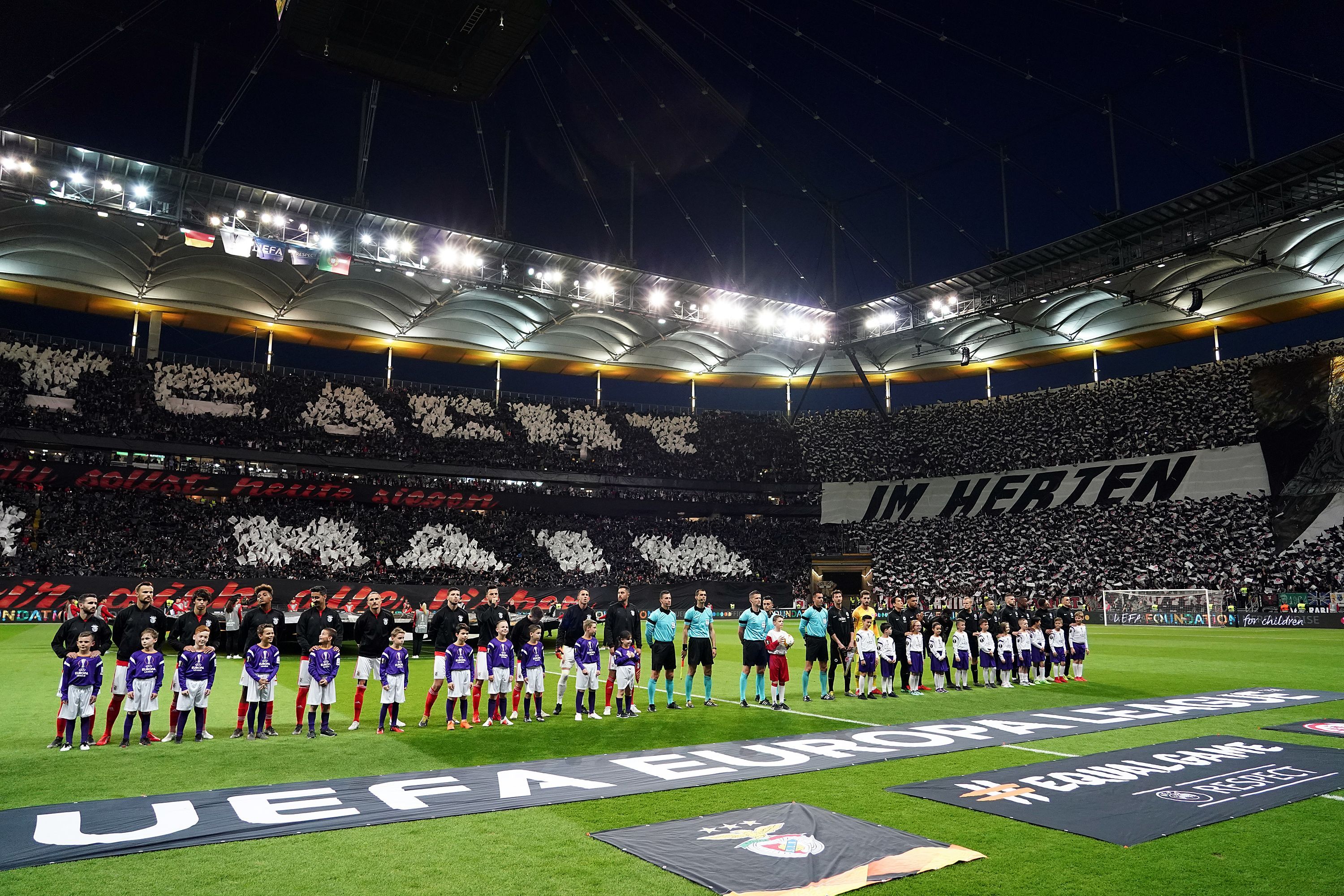 Фанаты "Айнтрахта" устроили безумие на матче с "Бенфикой": видео Фанаты "Айнтрахта" устроили безумие на матче с "Бенфикой": видео