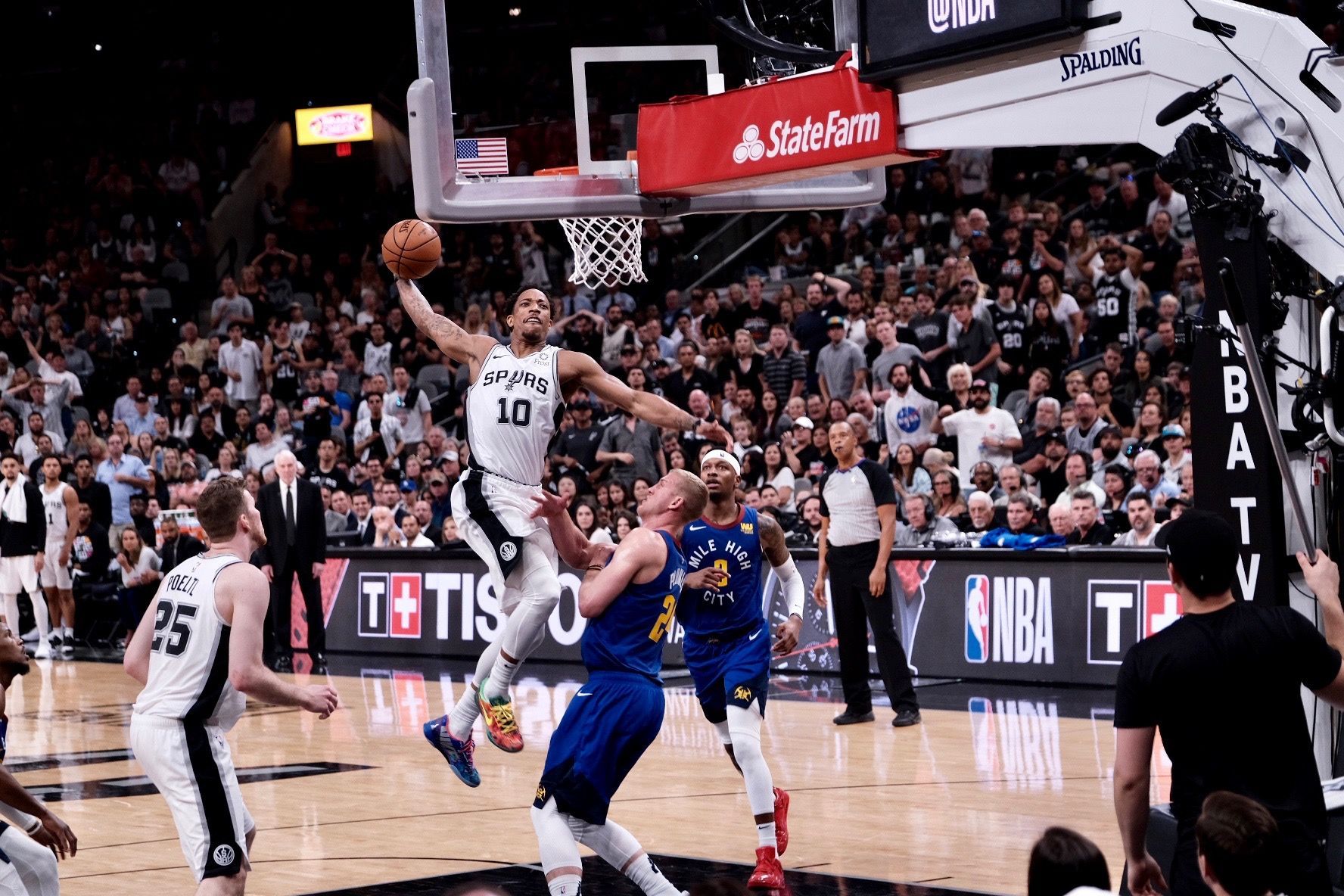 Баскетболист нагло бросил мяч в судью, за что был выгнан с площадки: видео Баскетболист нагло бросил мяч в судью, за что был выгнан с площадки: видео